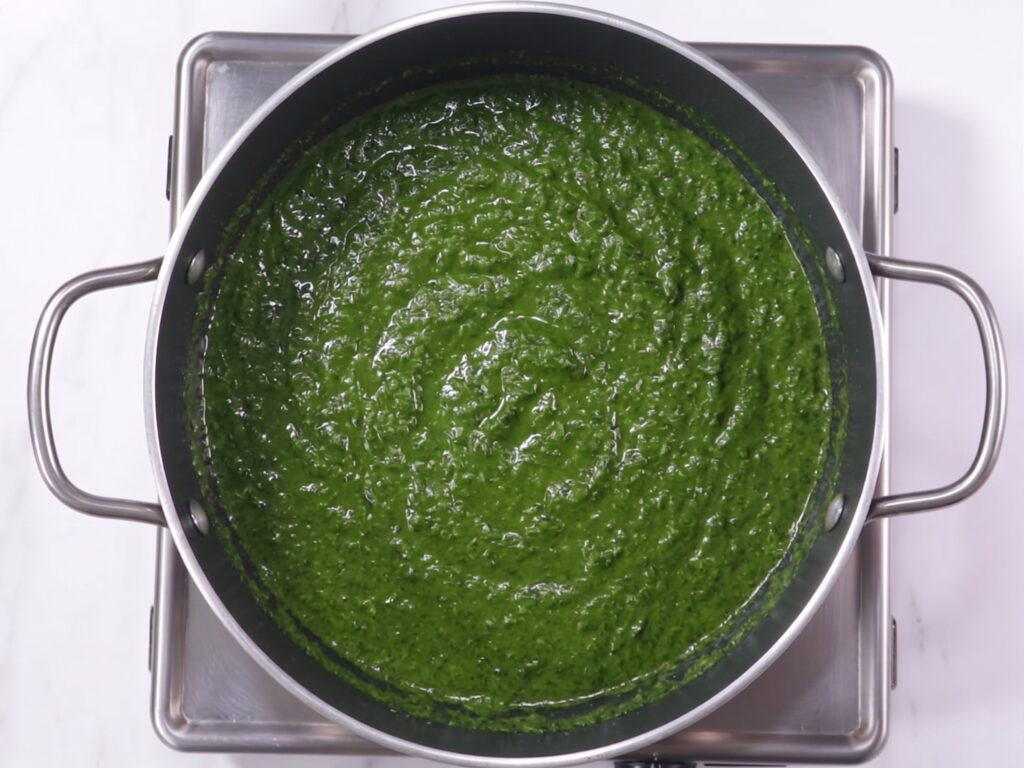 Smooth spinach gravy prepared for palak paneer recipe at home